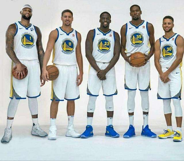 灯光之下 灯光之下